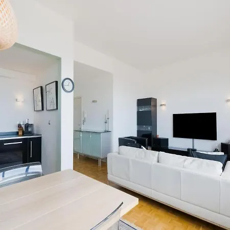 Апартаменти Comfortable In With Sea Views