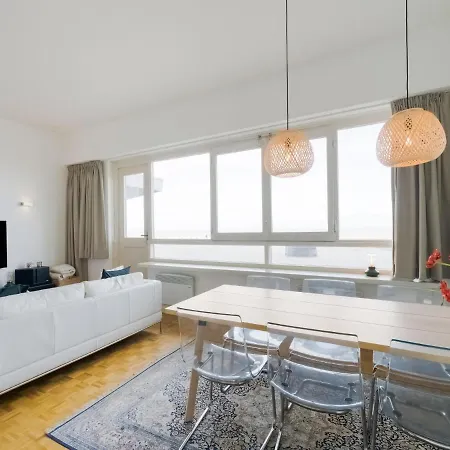 Апартаменти Comfortable In With Sea Views *